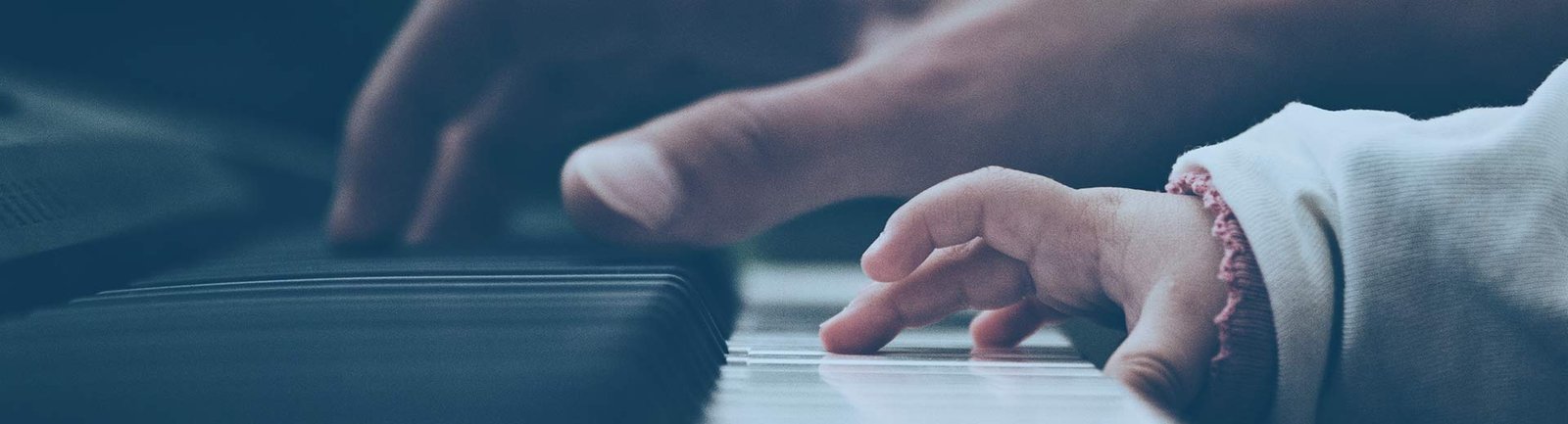 Clases de piano Método Suzuki en Vigo. Escuela de Música Bambera, especialistas en educación musical temprana. Desde los 3/4 años