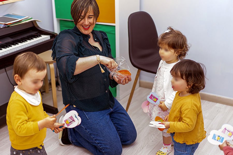 María de Bambera en una clase de educación musical temprana con el Mago Diapasón