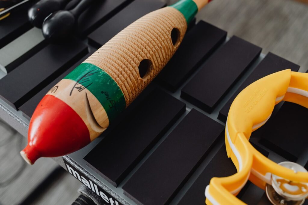 Niños de educación infantil explorando instrumentos de pequeña percusión con una profesora