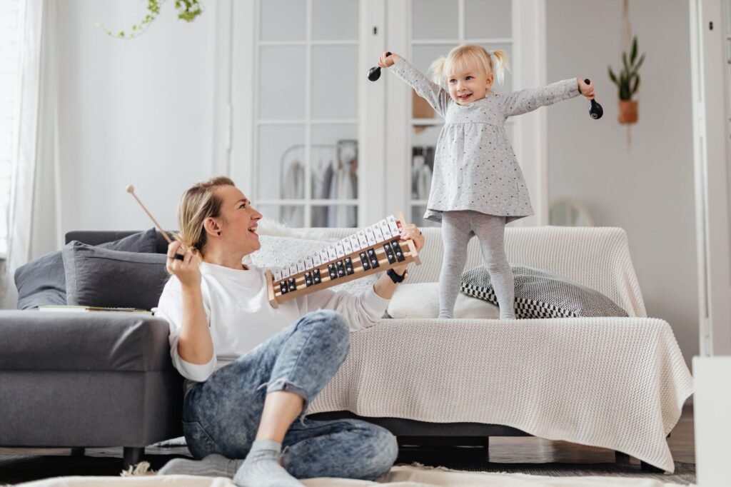 Una madre participa con su bebé en una actividad musical guiada