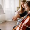 Niño pequeño participando en una clase de música con su profesora