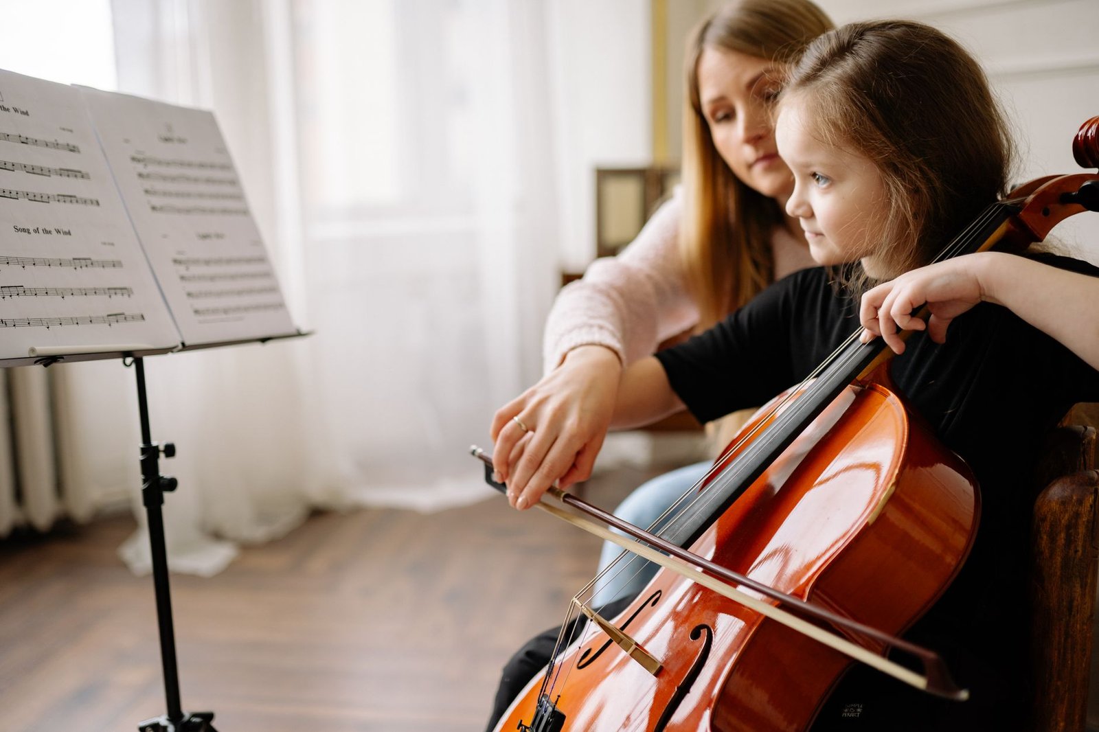Niño pequeño participando en una clase de música con su profesora
