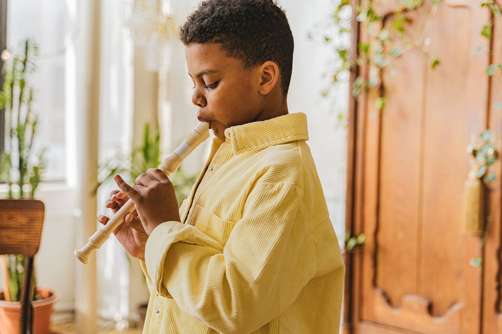 Niño tocando la flauta